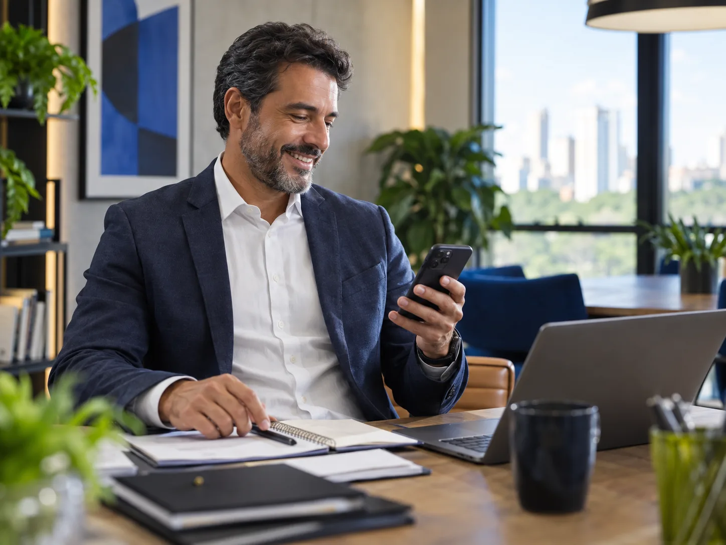 Consultor conferindo uma reunião marcada pelo celular