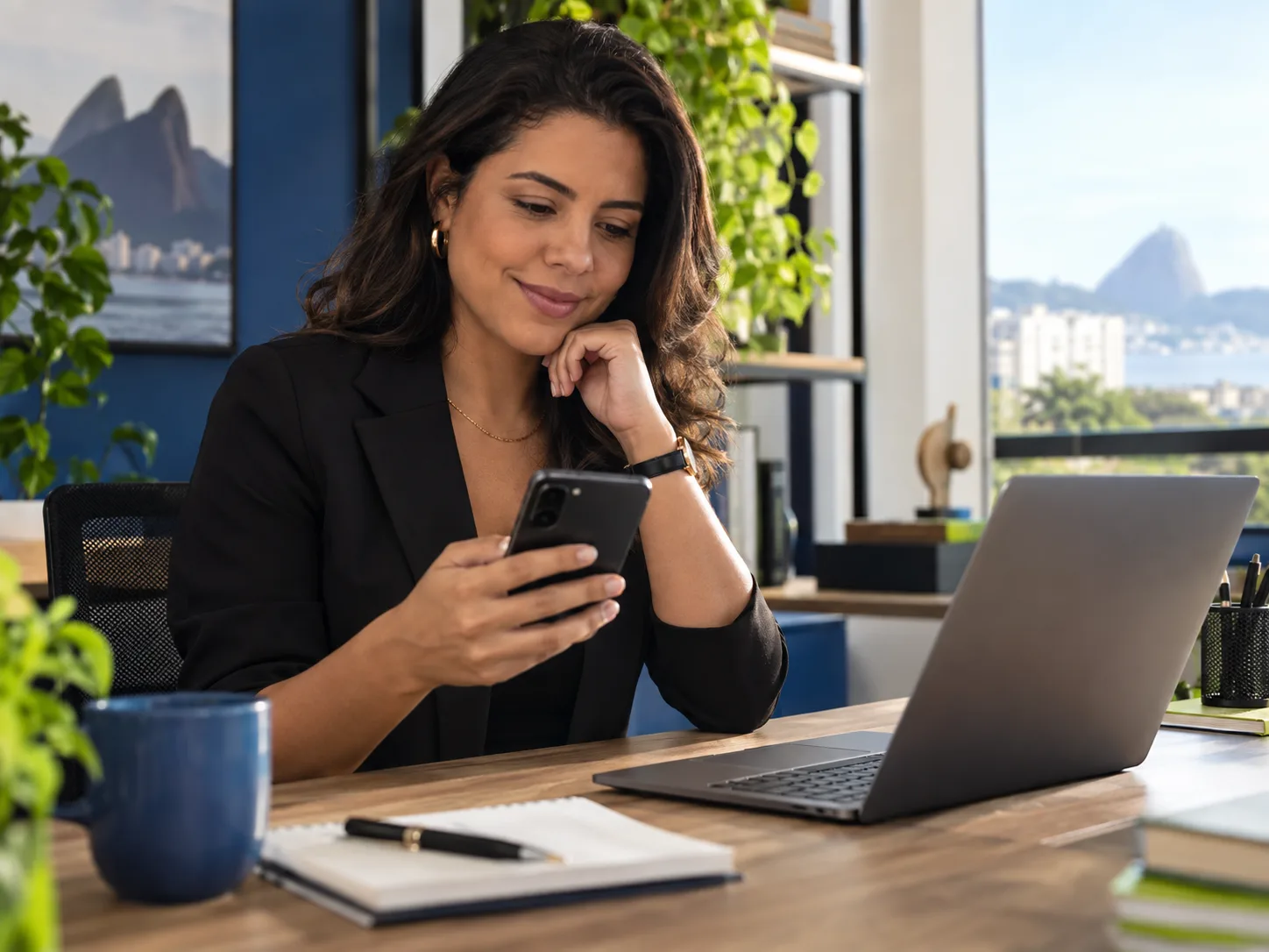 Profissional avaliando um novo contato comercial pelo celular
